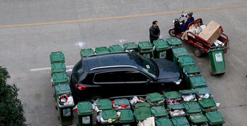 隨意亂停車，大爺搬垃圾桶怒攔私家車 