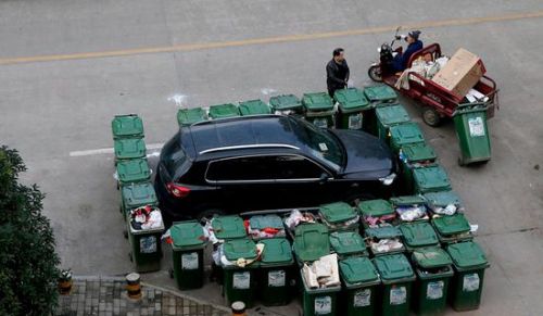 汽車被垃圾桶包圍是被惡搞還是得罪人了？